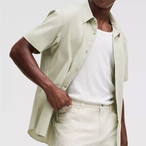 NWT Lululemon Fog Green Short Sleeve Shirt